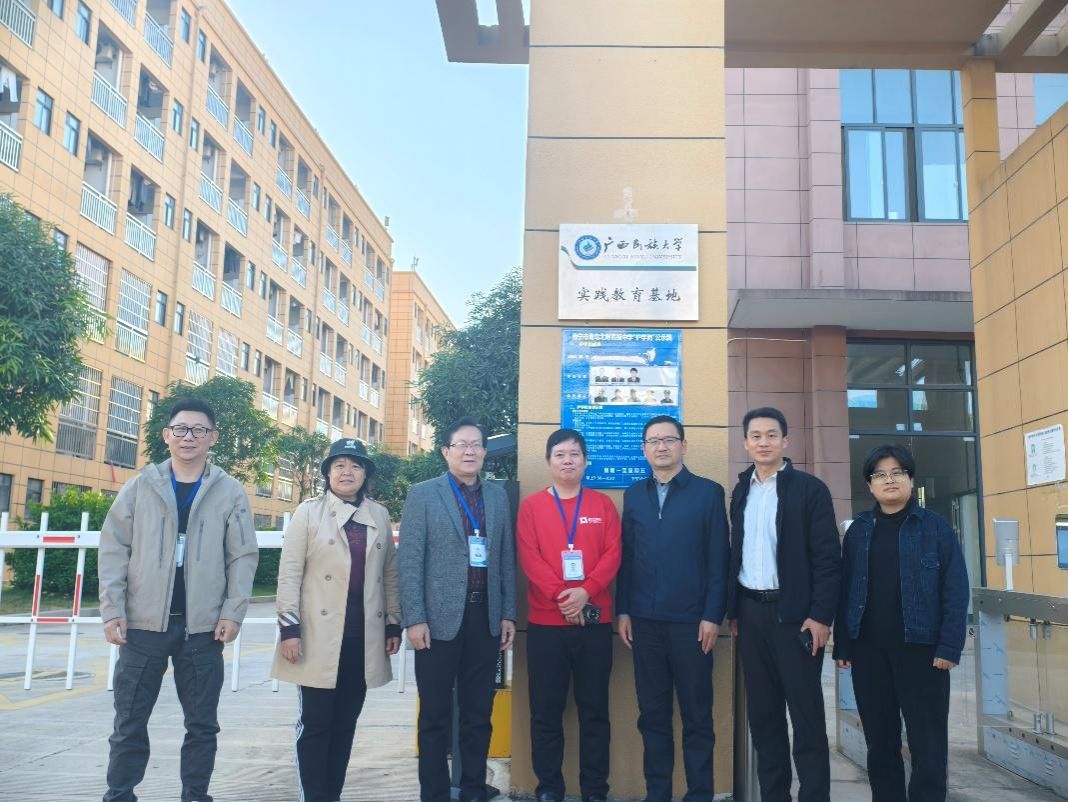 伟德bv1946官网赴南宁市青鸟北附高级中学开展合作交流暨签约揭牌仪式